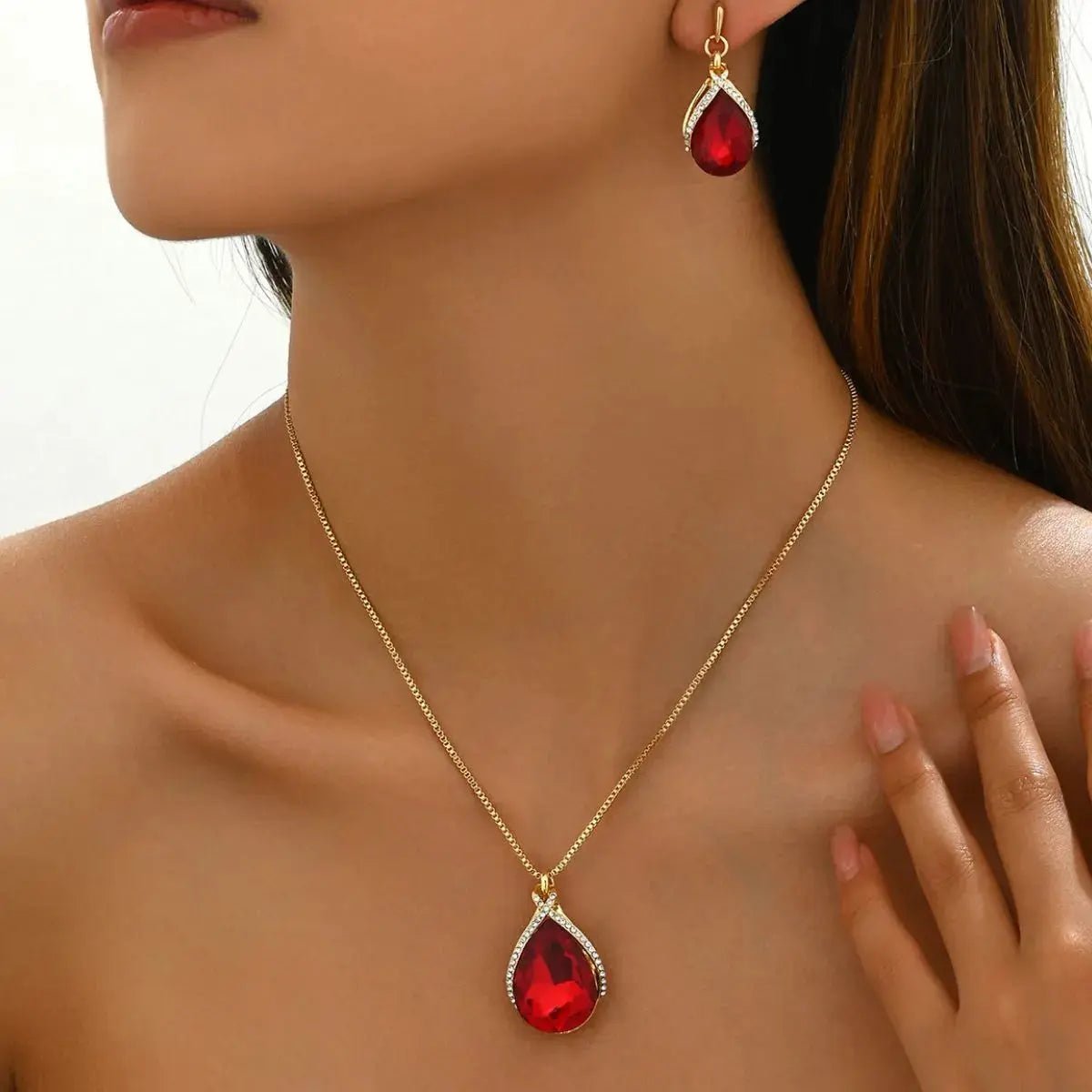 18K Gold - Plated Rhinestone Teardrop Necklace and Earrings Jewelry Set - GlossiChic Collectionjewelry