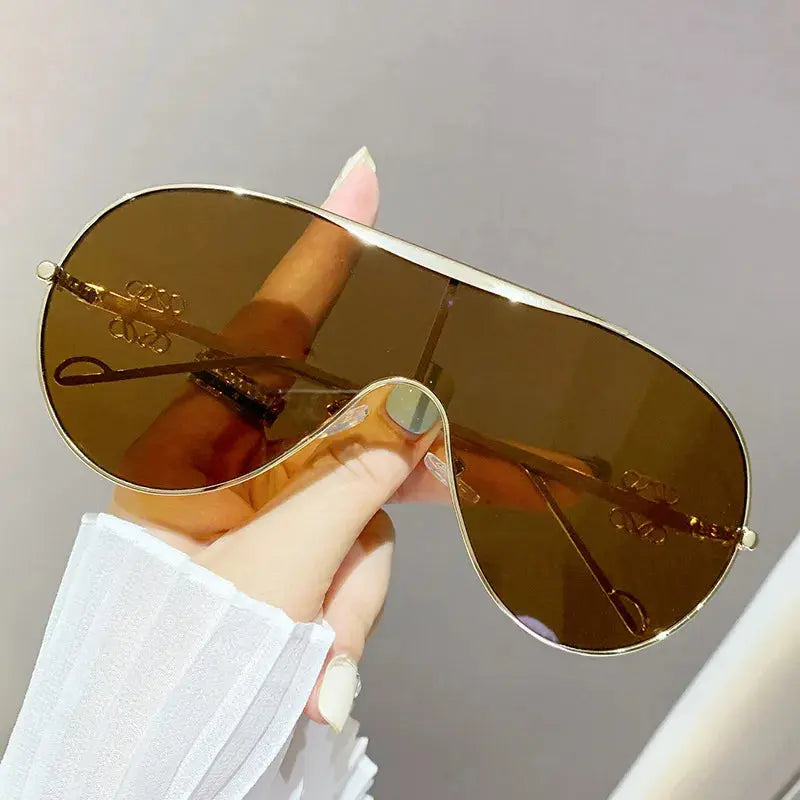 ab25cd0f-0f4e-42d1-b53d-4f10e09c3028-Max-GlossiChic Collection